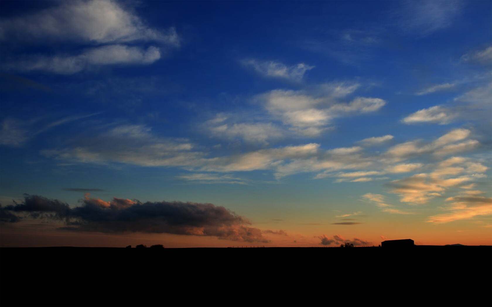 欧洲足球盛宴继续燃烧,队伍展现团结力量,看一下欧洲足球