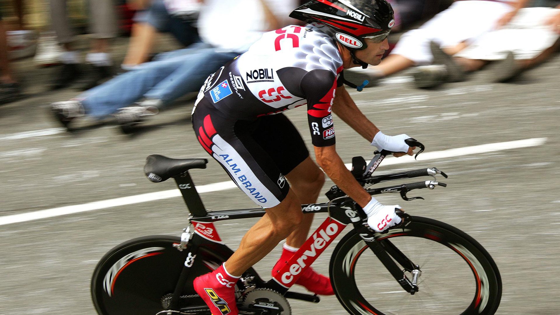 爱游戏官网-英超争冠形势扑朔迷离，阿森纳曼城你追我赶，英超联赛阿森纳