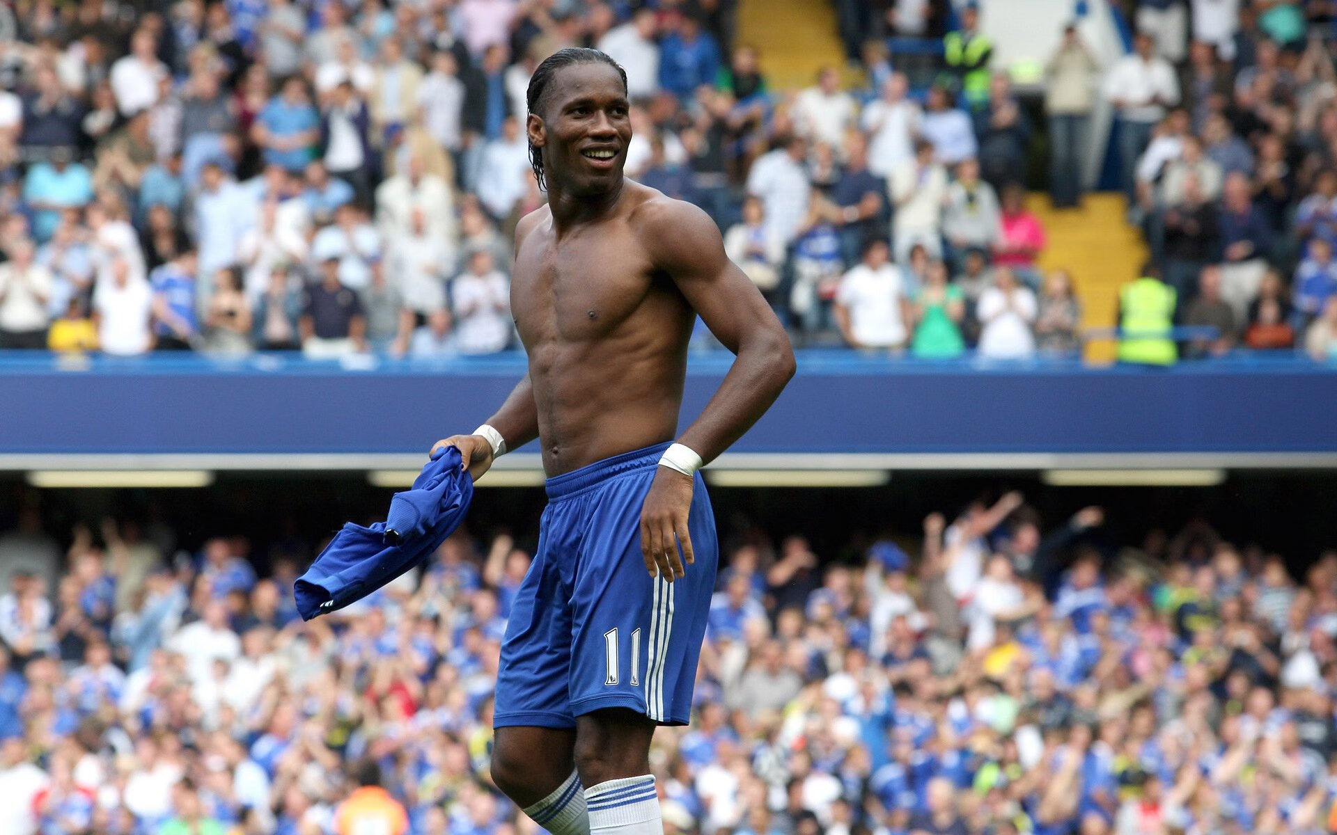 英超战术演变趋势:高压逼抢与快速反击并重,英超高位压迫