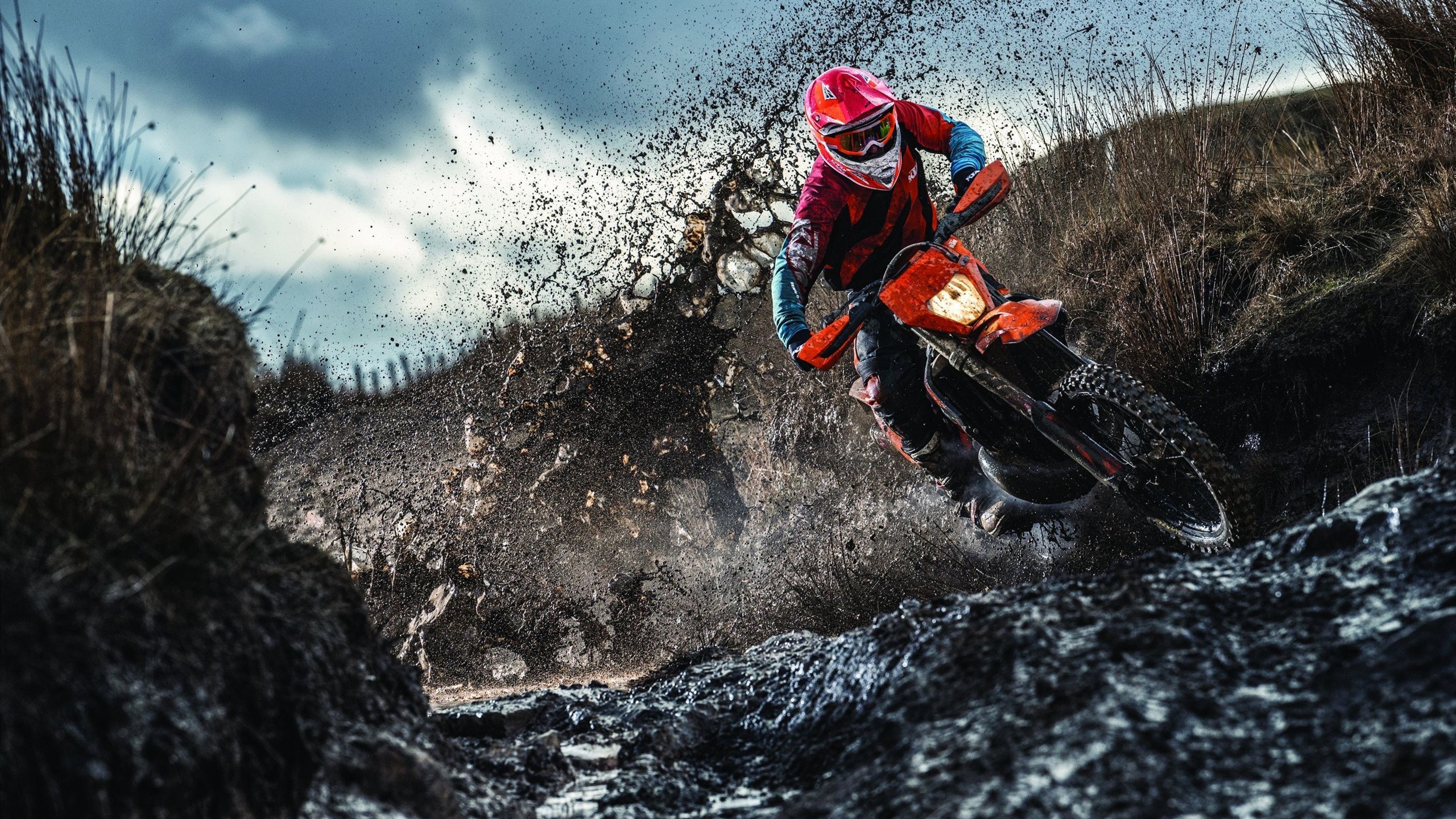 英超冲刺阶段，精彩进球和关键扑救引爆全场，英超进球视频